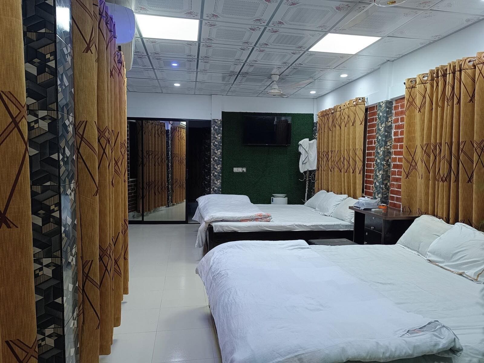 Sonar Tori Resort & Guest House deluxe double room with a green accent wall